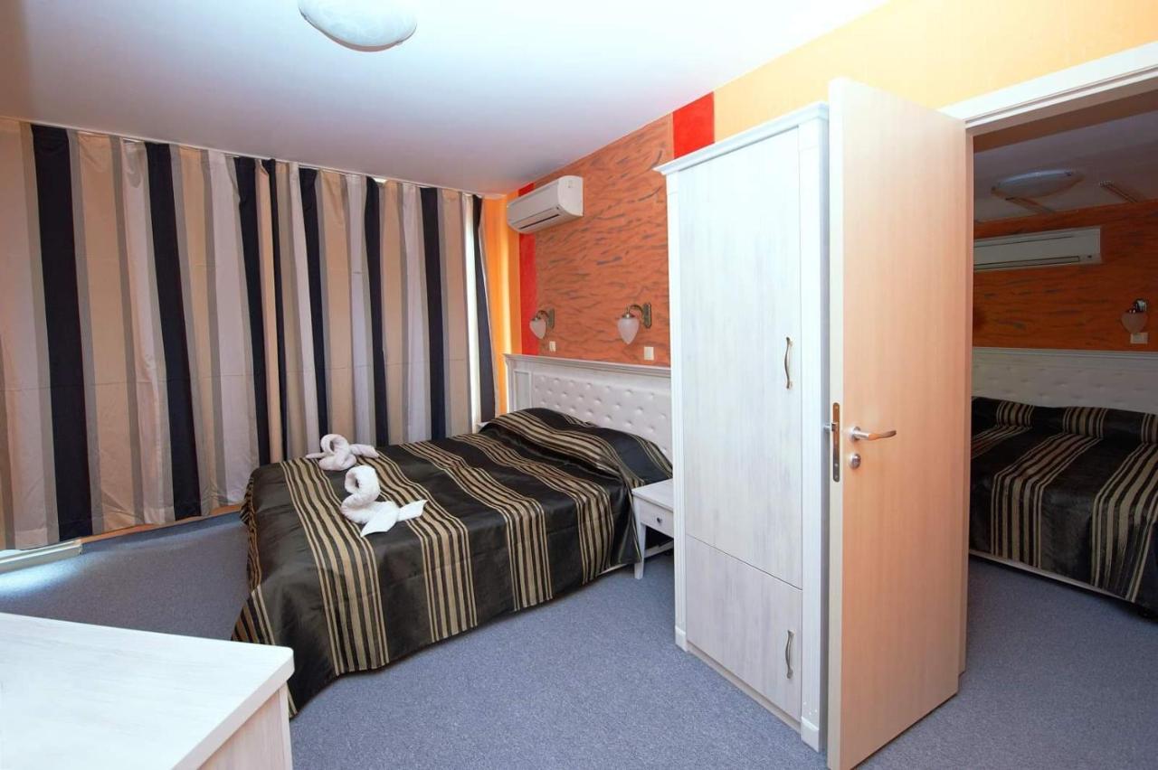 Family Hotel Paros Pomorie Bagian luar foto