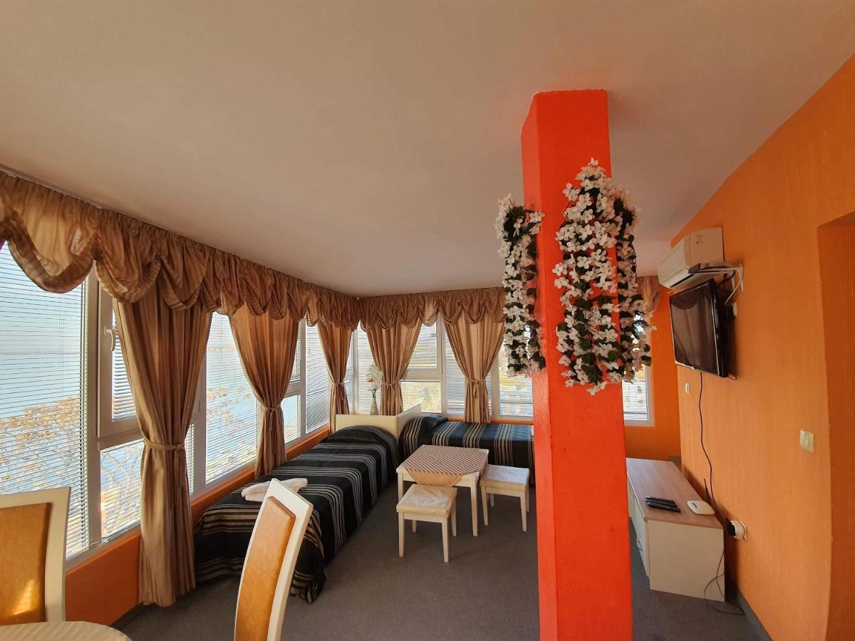Family Hotel Paros Pomorie Bagian luar foto