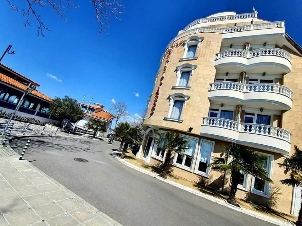 Family Hotel Paros Pomorie Bagian luar foto
