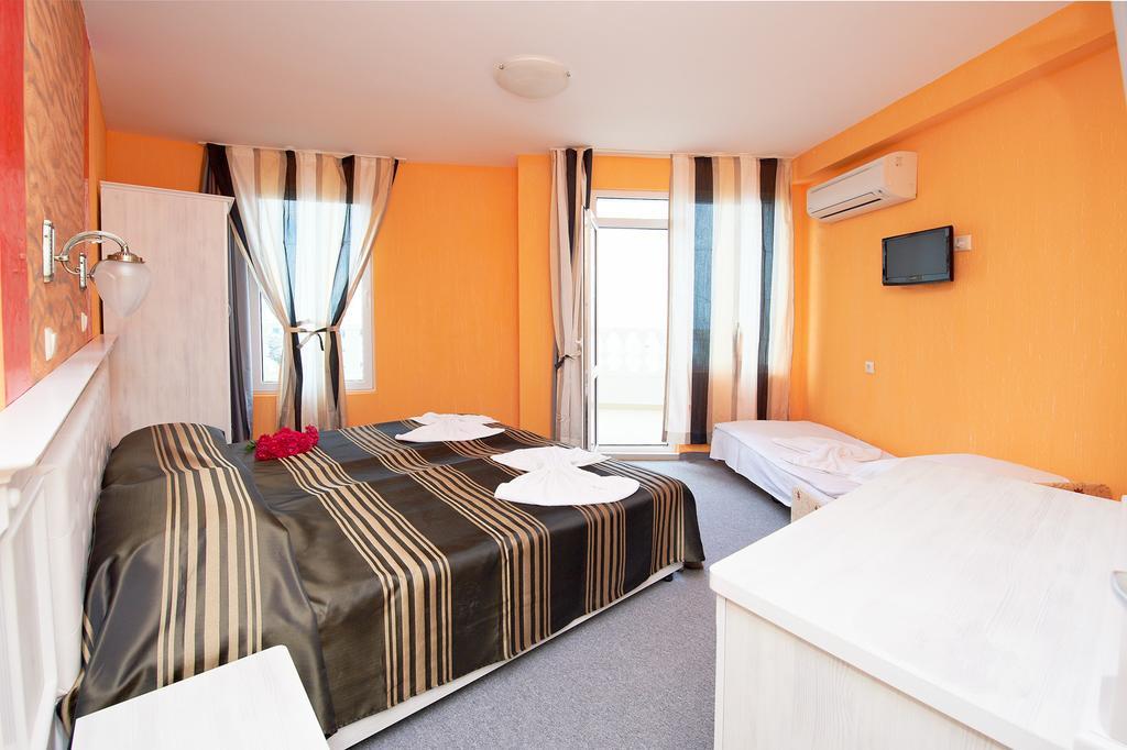 Family Hotel Paros Pomorie Ruang foto