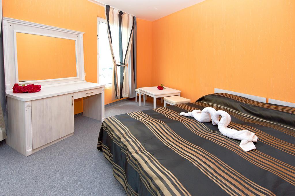 Family Hotel Paros Pomorie Ruang foto