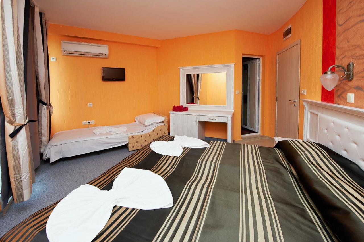 Family Hotel Paros Pomorie Bagian luar foto