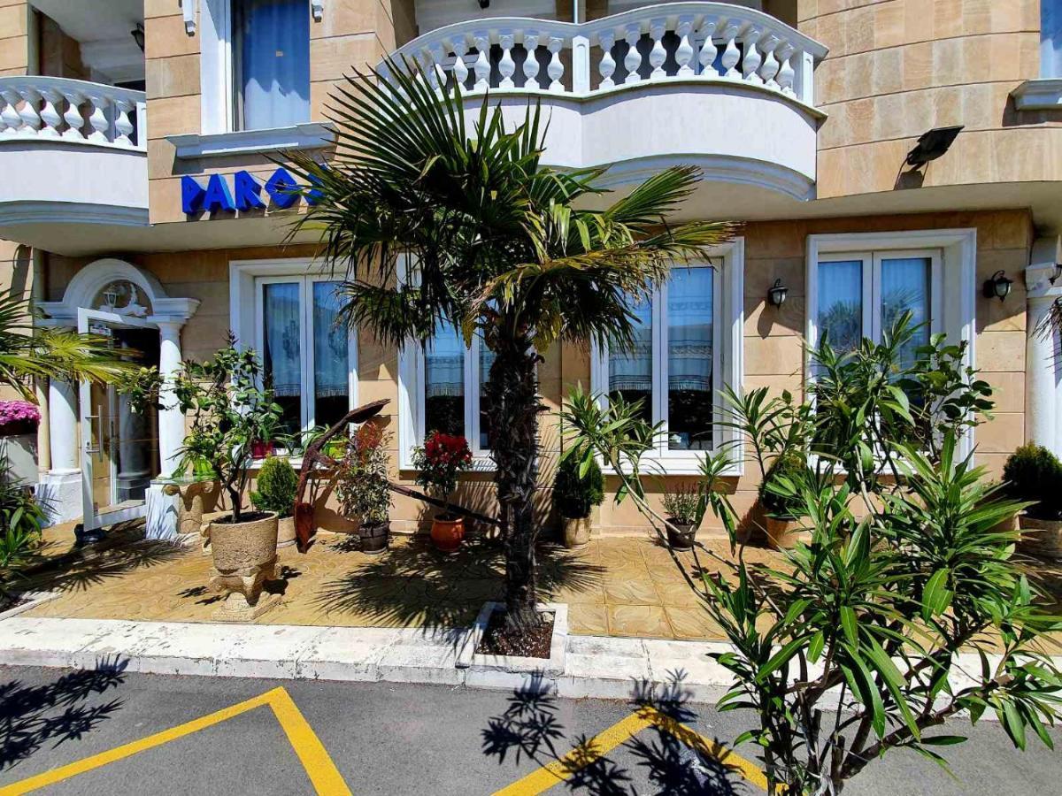 Family Hotel Paros Pomorie Bagian luar foto