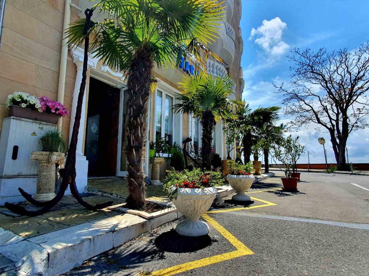 Family Hotel Paros Pomorie Bagian luar foto