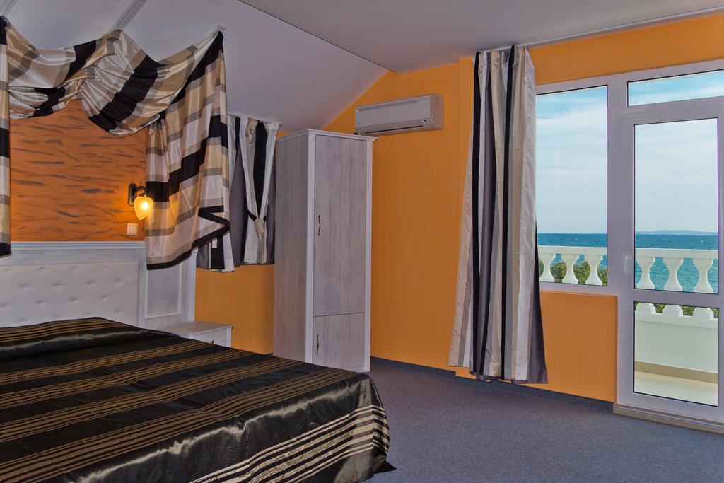 Family Hotel Paros Pomorie Ruang foto